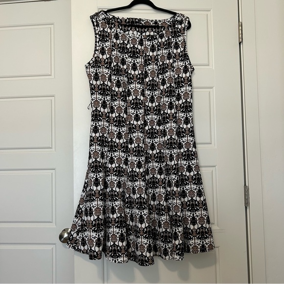 Elegant Black and White Patterned Dress - Picture 1 of 3
